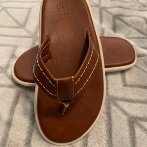 Gap Kids- boys faux leather flip flop
